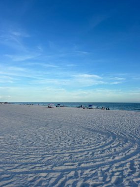 Florida Zümrüt Sahili sahilinde yaz akşamı