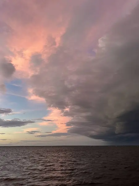 Miramar Beach, Florida 'daki ChoctaWhatchee Körfezi üzerinde dramatik renkli günbatımı bulutları 