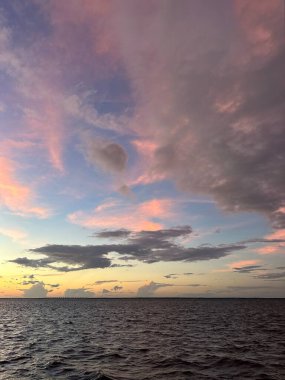 Florida 'daki ChoctaWhatchee Körfezi üzerinde dramatik günbatımı bulutları 
