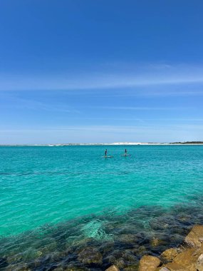 Destin, Florida limanının zümrüt yeşili suları.