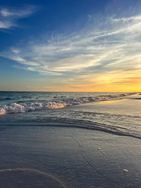 Meksika Körfezi 'nin üzerinde, Destin, Florida' da gelgit havuzu olan altın plaj günbatımı. 