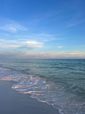 Destin, Florida 'daki Meksika Körfezi' nin üzerinde yumuşak akşam gökyüzü 