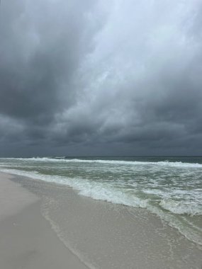 Helene Kasırgası Meksika körfezi Zümrüt Kıyısı Florida 'ya yaklaşırken dış bandın kara bulutları. 
