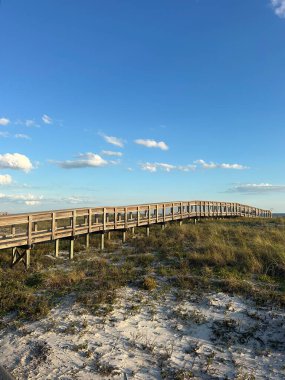 Henderson Beach Park Destin, Florida 'da sahil ulaşımı için tahta yürüyüş köprüsü. 