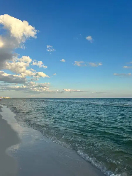 Akşamın erken saatlerinde Meksika Körfezi üzerinde gökyüzü 