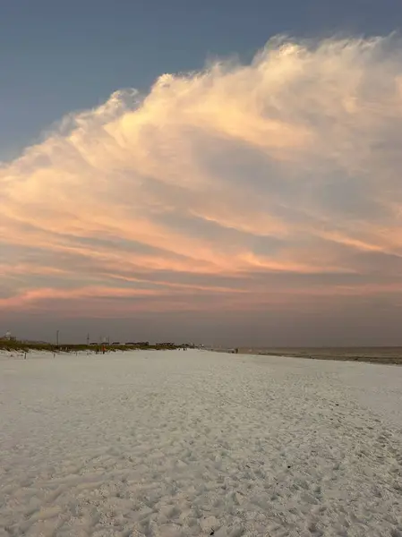 Henderson Beach State Park Destin, Florida 'da beyaz sahil şeridi üzerinde dramatik gün batımı bulutları 