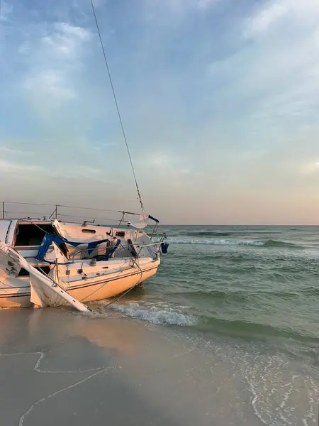 Günbatımının yumuşak arka planında, Meksika Körfezi 'nin üzerinde yüzen bir gemi enkazı. 