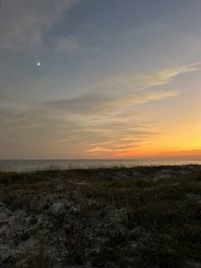 Henderson Sahili Eyalet Parkı Destin, Florida 'da günbatımının en üst manzarası ve Meksika Körfezi suları ile hilal ayı. 
