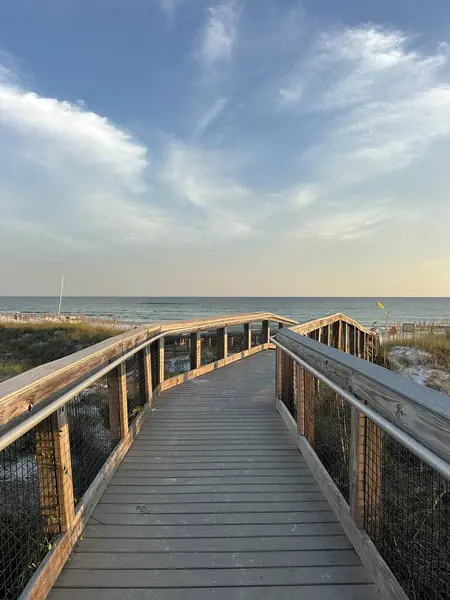 Henderson Beach State Park Destin, Florida 'da akşam gökyüzü ile Walkover plajı erişimi 
