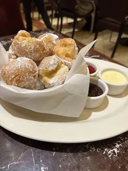 Beyaz bir tabakta çeşitli soslu çörekler.