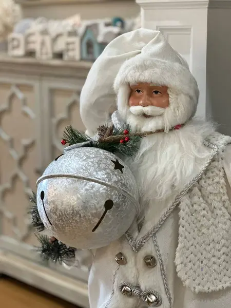 Noel Baba 'nın beyaz önlüklü Noel süsleri.