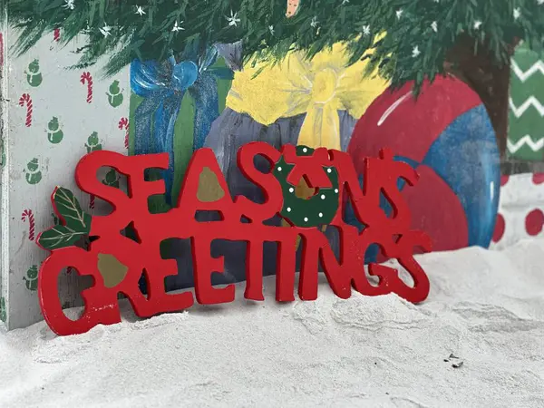 Beyaz kumsalda mesaj içeren Noel konsepti