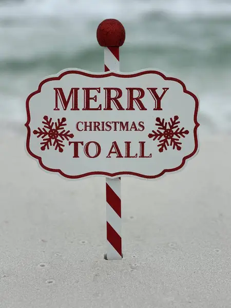 Bulanık plaj arka planlı Noel tabelası 