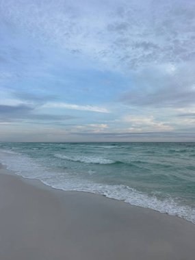 Meksika Körfezi 'nin zümrüt renkli sularının üzerinde yumuşak akşam bulutları 