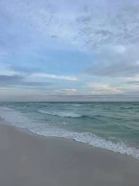 Meksika Körfezi 'nin zümrüt renkli sularının üzerinde yumuşak akşam bulutları 