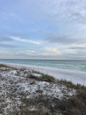 Miramar Sahili, Florida 'da akşam gökyüzü olan kışın üst manzarası. 