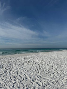 Meksika Körfezi manzaralı Miramar Beach Florida 'da beyaz kumsal. 