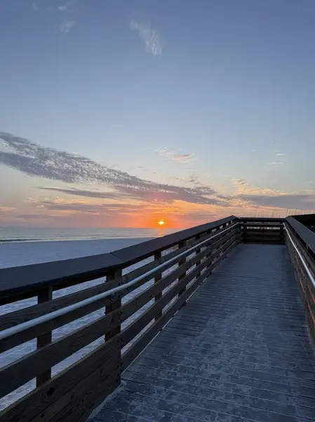 Miramar Beach Florida 'daki Meksika Körfezi üzerinde gün batımlı sahil geçidi. 