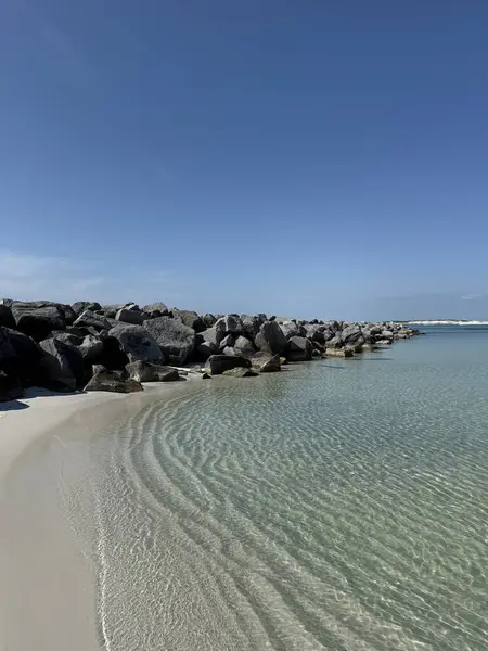 OSteen Sahili 'nde liman suyuyla Rocky Jetties Destin Florida 