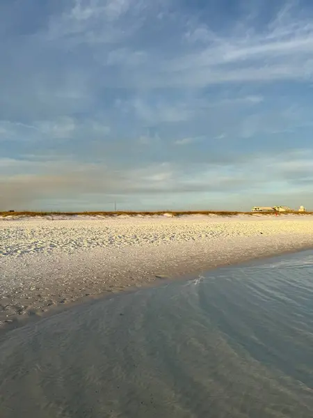 Henderson Plajı Eyalet Parkı Destin Florida kum tepesi ve akşam üstü gökyüzü manzaralı su manzarası 