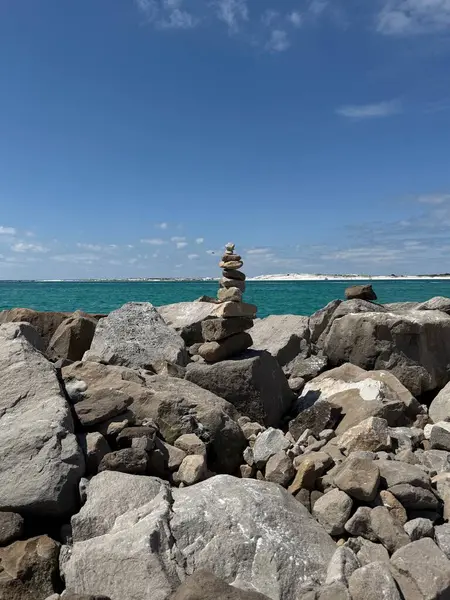 Norriego Beach Point Destin, Florida 'daki kayalık gemilerde kaya yığını. 