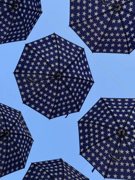 Mavi gökyüzünden sarkan vatansever şemsiyelerin soyut arkaplanı 