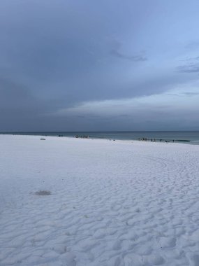 Zümrüt Sahili, Florida beyaz kumsal, akşam üstü gökyüzü 