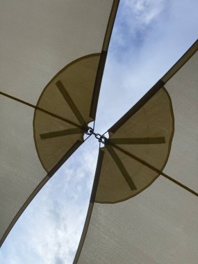 Dış mekan brandası aralığından gökyüzüne bakan soyut bir arkaplan 