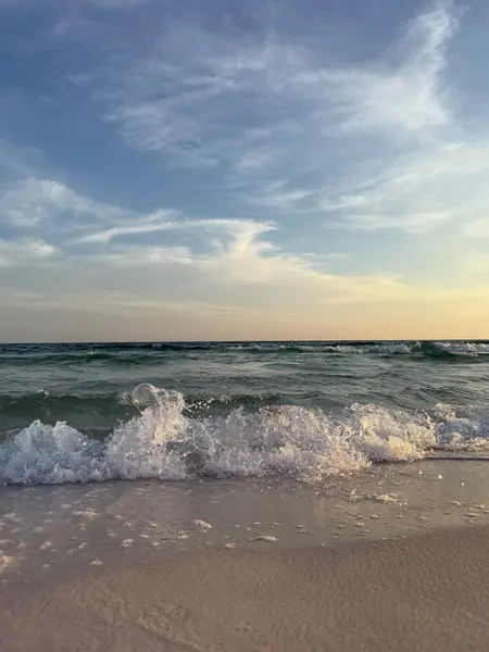Florida, Destin körfezi üzerinde günbatımı gökyüzü ile çarpan dalgalar.