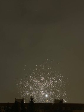 Gece gökyüzünde havai fişekler