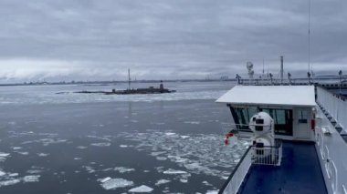 Helsinki yakınlarındaki Harmaja deniz fenerinin yanından geçen bir geminin sağından soluna doğru çevir.