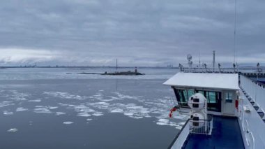 Gemi, Helsinki yakınlarındaki Harmaja deniz fenerinin yanından geçiyor.