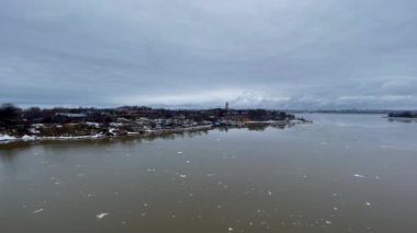 Gemi Suomenlinna deniz kalesinin yanından geçiyor.