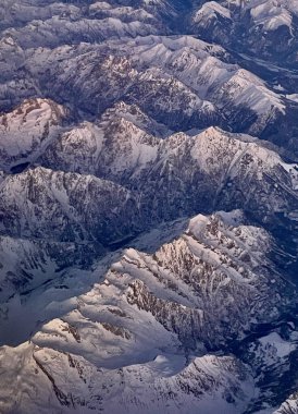 İtalya 'daki Dolomite Dağları' nın kışın uçaktan görünüşü