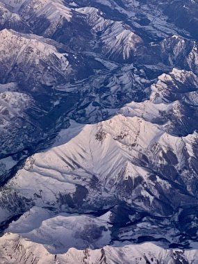 İtalya 'daki Dolomite Dağları' nın kışın uçaktan görünüşü