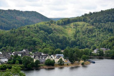 Eifel 'deki Einruhr kasabası turistler arasında çok popülerdir. Einruhr, huzurlu Rursee üzerinde yer almaktadır..