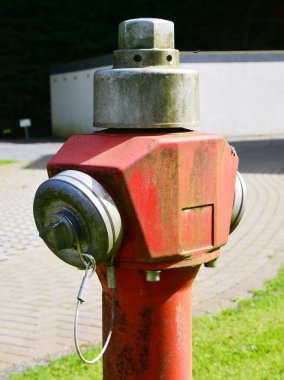 Hastanenin yakınındaki yangın musluğu.