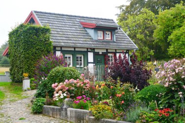 Idyllic bahçe ve güzel bir ev