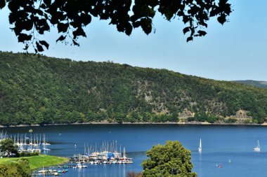 Rursee 'deki küçük Woffelsbach köyü Eifel Ulusal Parkı' nın en önemli yerlerinden biridir..