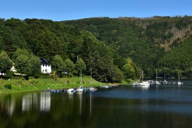 Rurberg, Eifel Milli Parkı 'ndaki Rursee' de birçok turist arasında çok popülerdir..