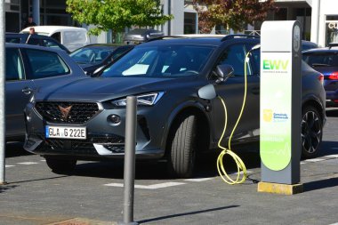 Elektrikli arabaların şarj istasyonları sadece şehir merkezinde değil, çevre köylerde de bulunabilir.. 