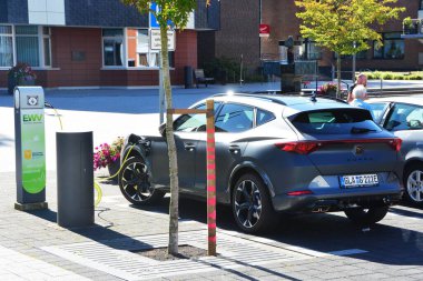 Elektrikli arabaların şarj istasyonları sadece şehir merkezinde değil, çevre köylerde de bulunabilir.. 