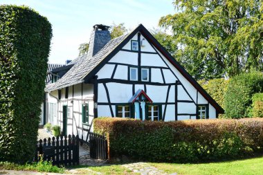Eicherscheid 'deki yarı keresteli ev, Almanya' daki Eifel Ulusal Parkı.