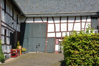 Eicherscheid 'deki yarı keresteli ev, Almanya' daki Eifel Ulusal Parkı.