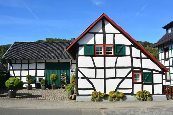Einruhr 'da yarı keresteli ev, Almanya' da Eifel Ulusal Parkı