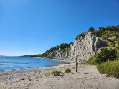 Sarp kayalıklar, huşu uyandıran ahenkle cennetin derinliklerinde buluşuyor..