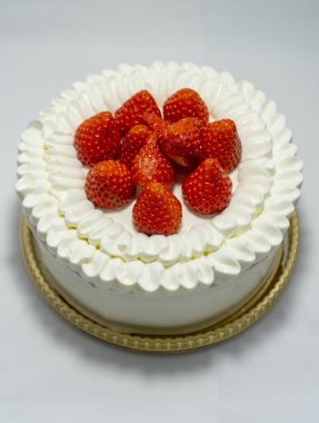 Çilekli pastanın fotoğrafı.