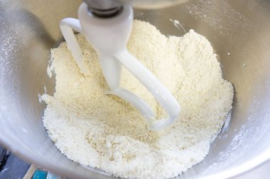 Beyaz hamur işleriyle karıştırılmış un fotoğrafı.