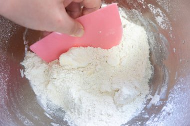 Kart ile un karıştırma fotoğrafı.