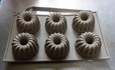 Yarasanın üstüne silikon Kuglof kalıbı yerleştirilmiş.